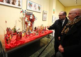 El creador de este belén es el artista berciano Enrique Álvarez Brindis, que acudió a la inauguración junto al alcalde de Ponferrada.