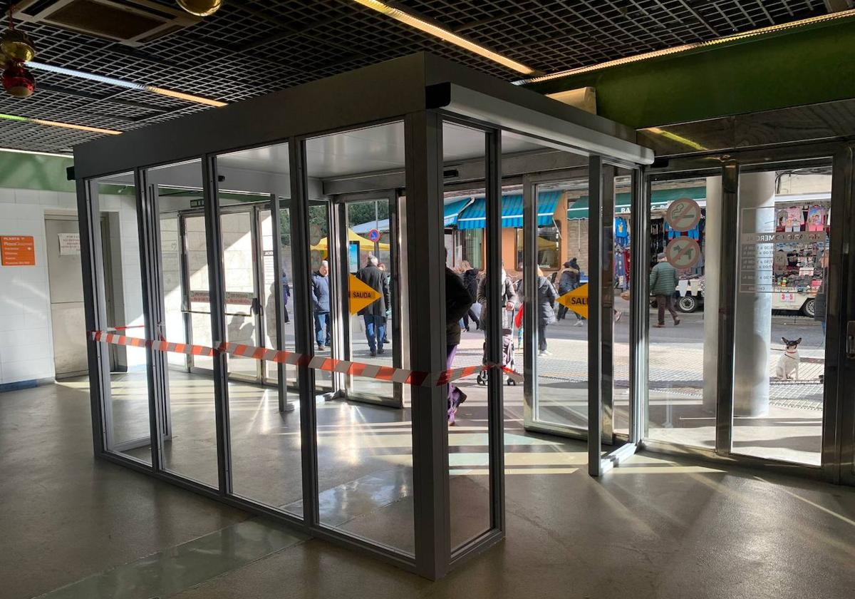 Imagen del cortavientos instalado en el Mercado de Abastos de Ponferrada.