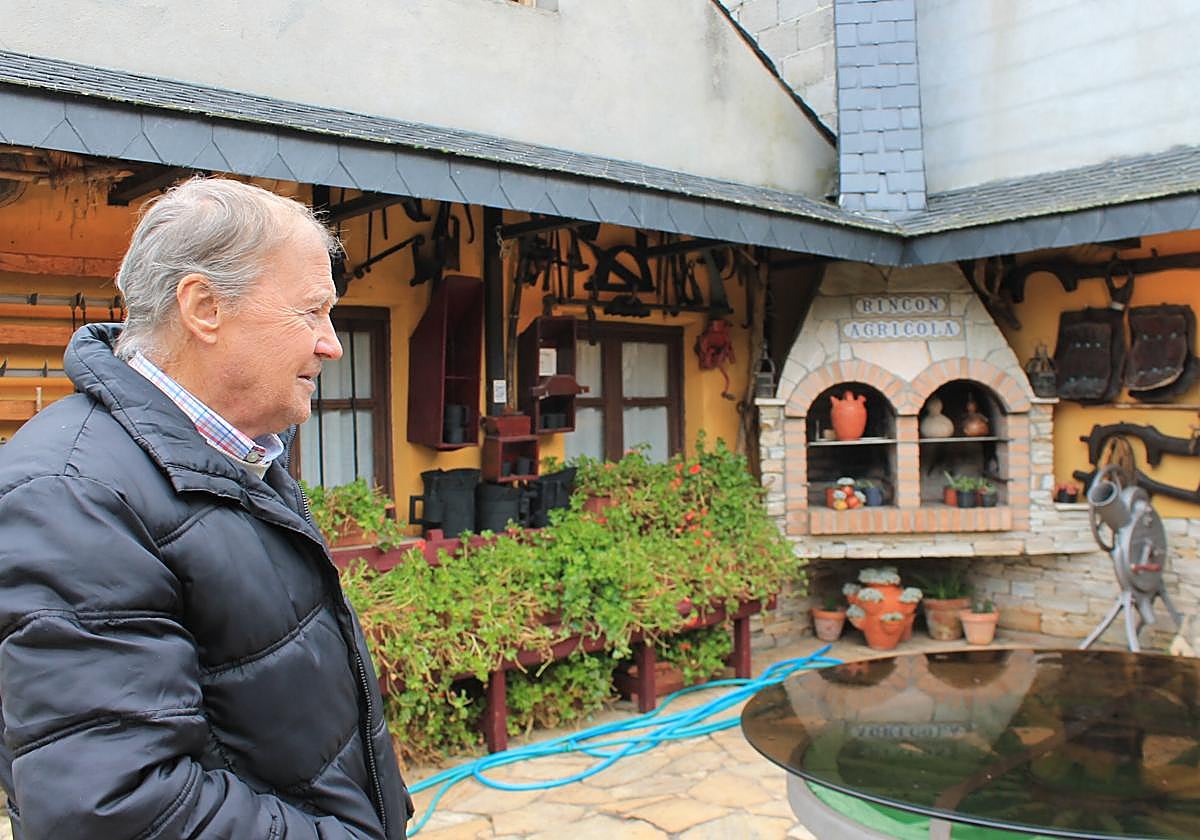 Antonio, frente al rincón agrícola en el museo.