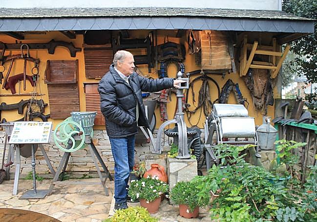 Antonio muestra su particular museo.