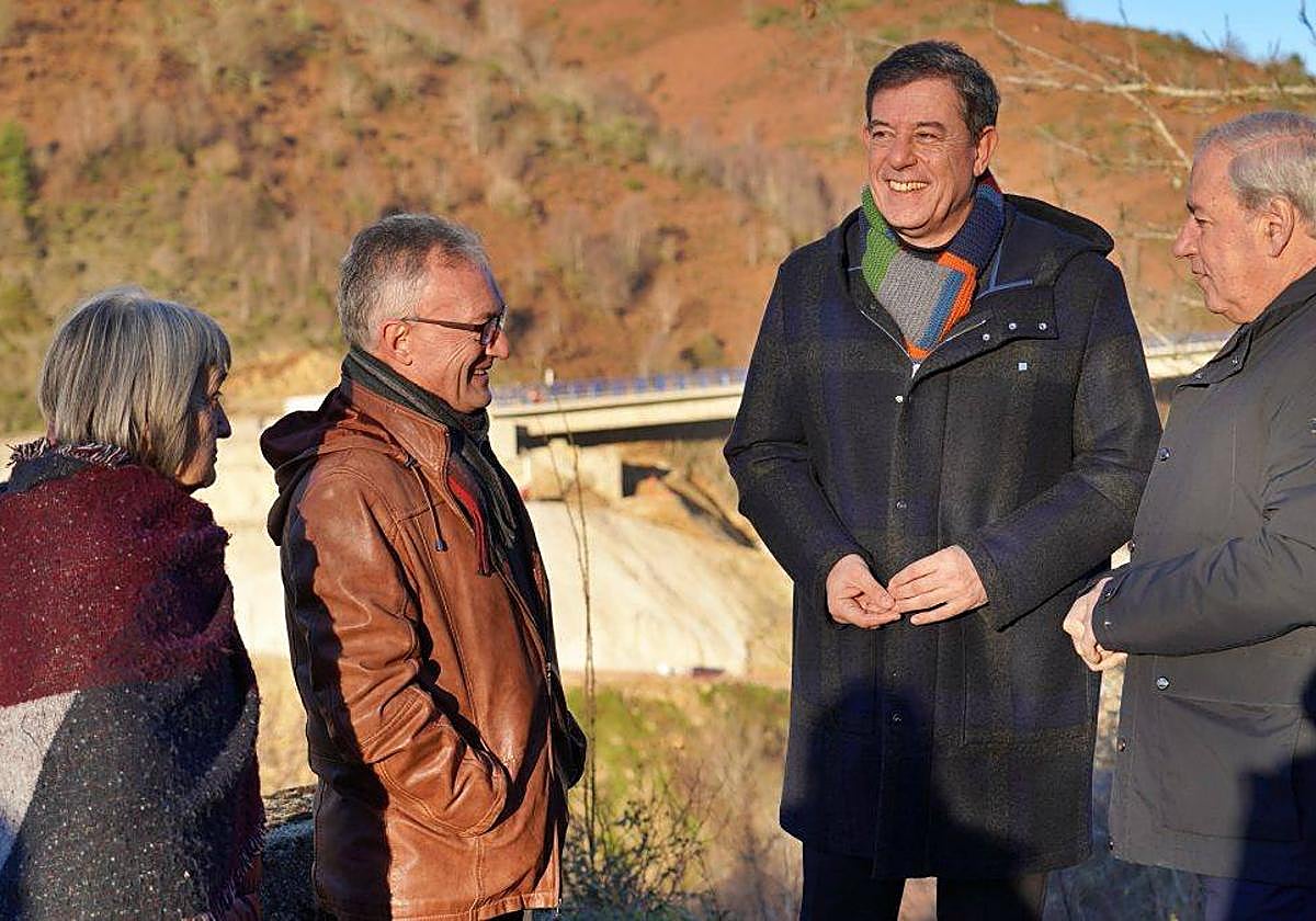 El presidente de la Comisión de Transportes del Congreso (2D) visitó la zona junto a los alcaldes de Vega de Valcarce y Pedrafita y el presidente de la Diputación de Lugo.