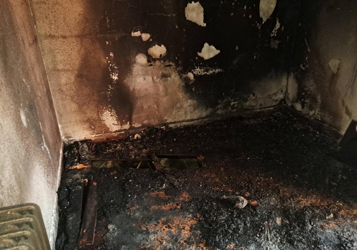Imagen principal - Imagen de la intervención de los bomberos.