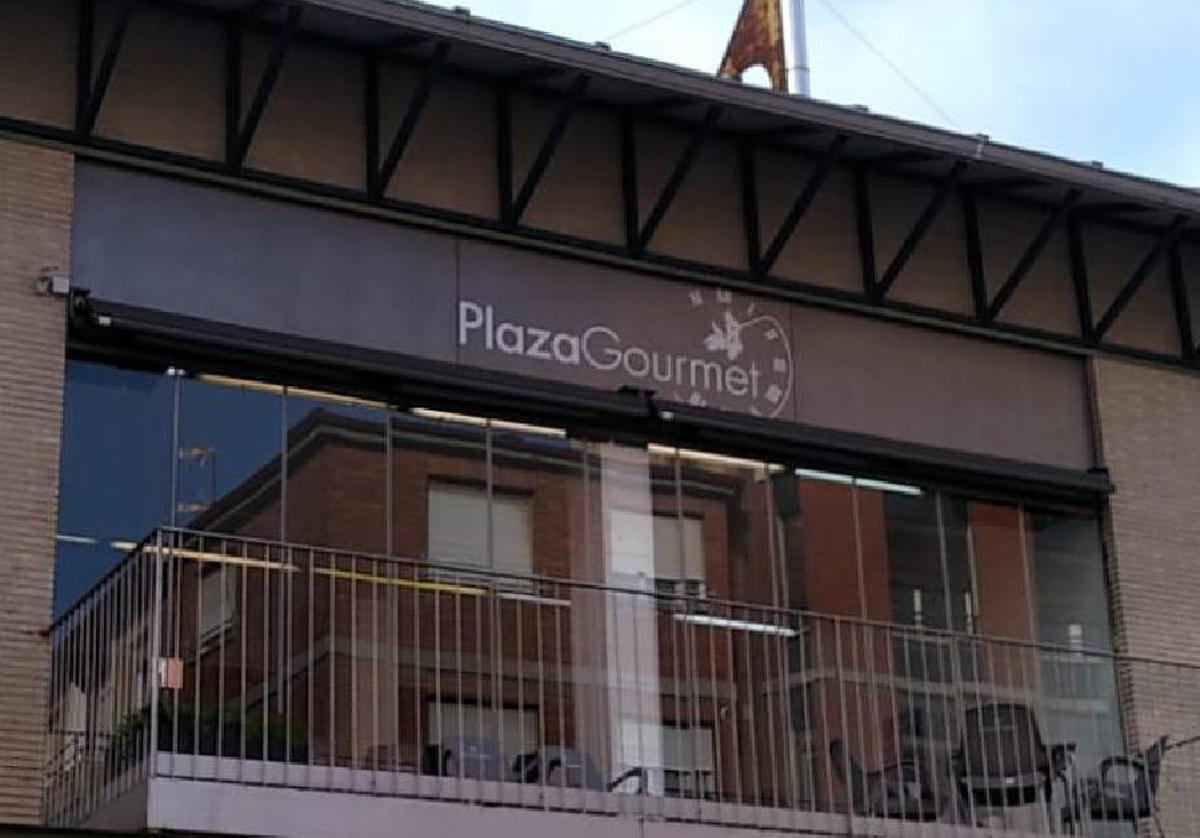 Las terrazas del mercado de abastos de Ponferrada cuentan con nuevos toldos.