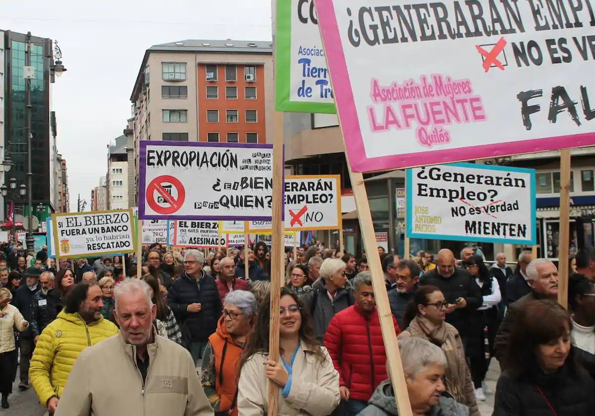 Manifestación contra la proliferación de los macroparques de renovables en el Bierzo.