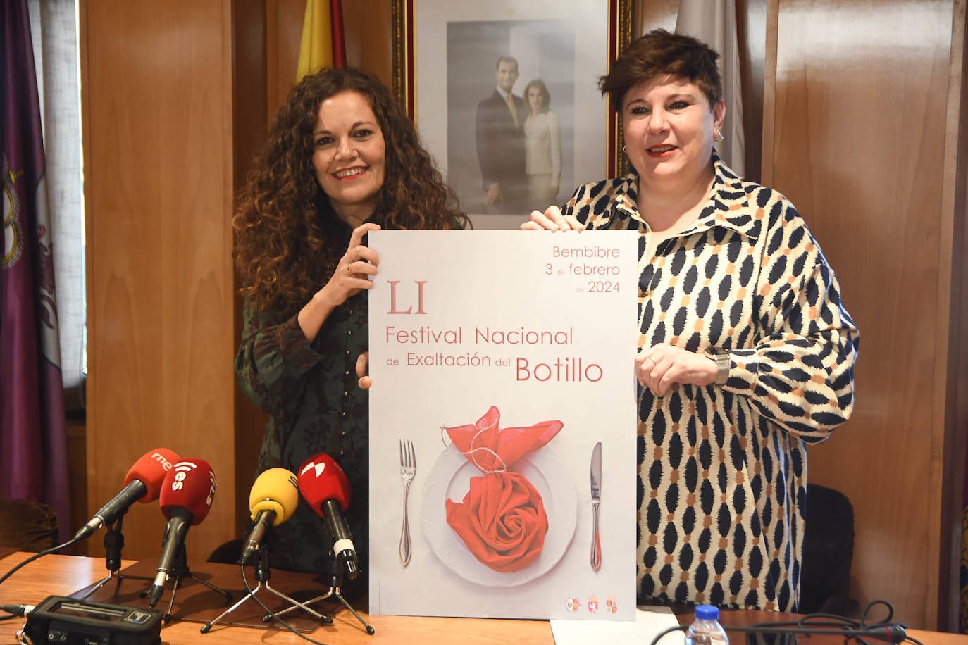 La alcaldesa de Bembibre y la concejala de Cultura presentan el cartel ganador del festival del Botillo.