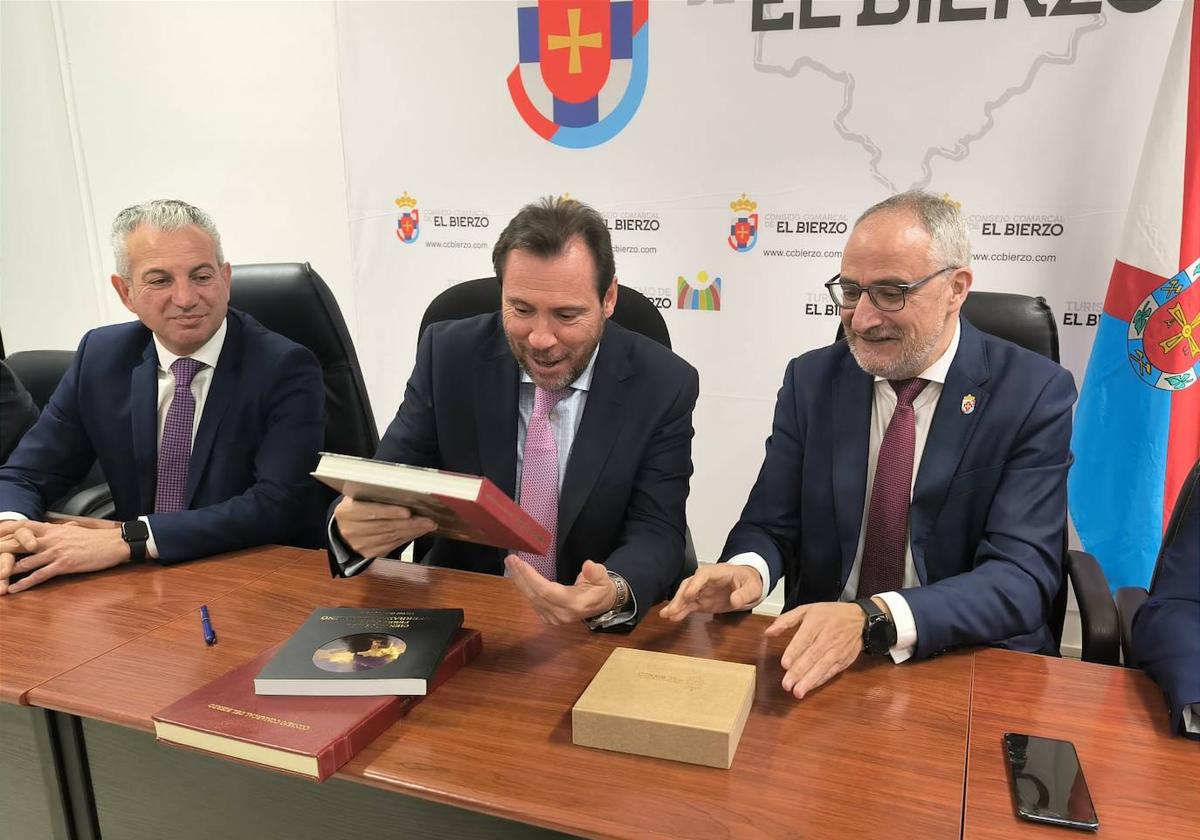 Óscar Puente, ministro de Transportes, acudió a la sede del Consejo Comarcal durante su visita al Bierzo.