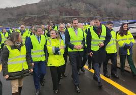 El ministro de Transportes y Movilidad Sostenible, Óscar Puente (4D), supervisa las obras del viaducto de O Castro en la A-6, en Vega de Valcarce.