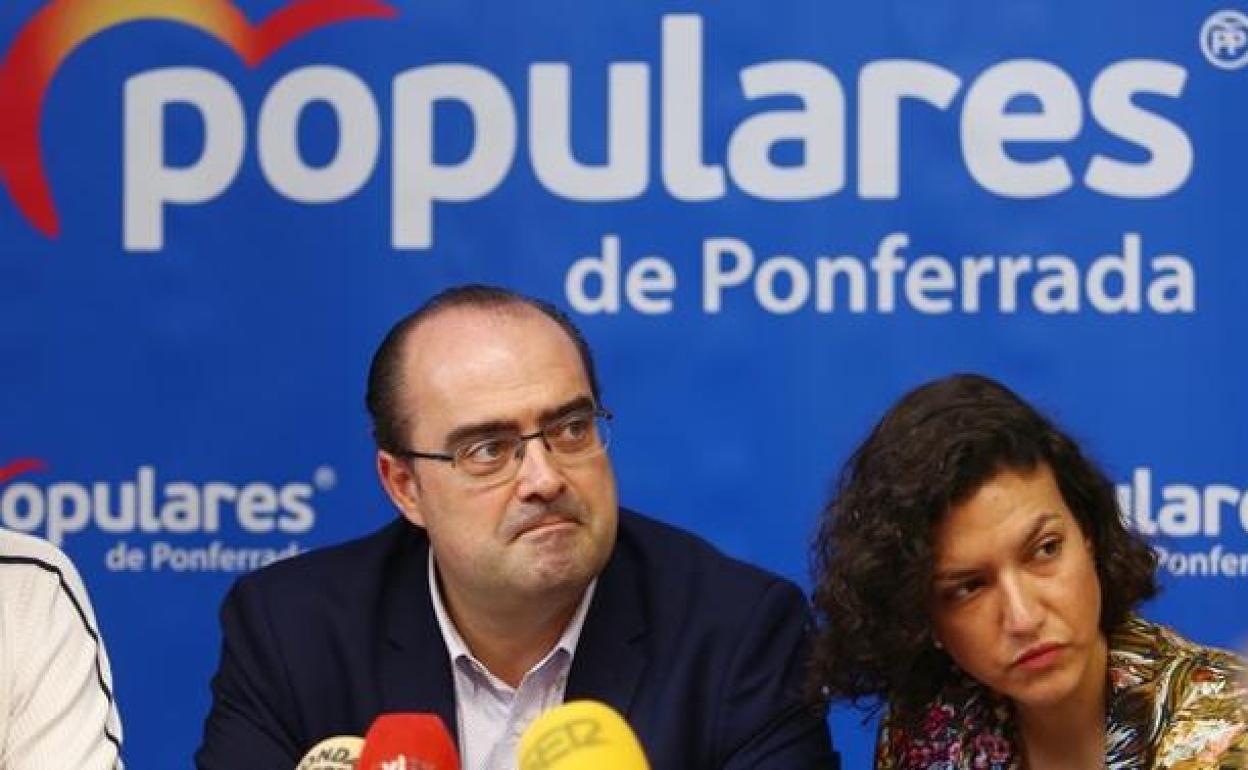 El portavoz del PP, Marco Morala, junto a la edil Lidia Coca.