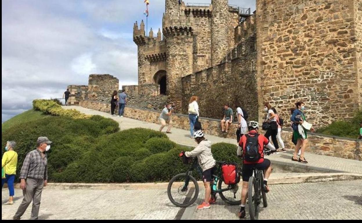 Visitantes en el Castillo de los Templarios de Ponferrada.