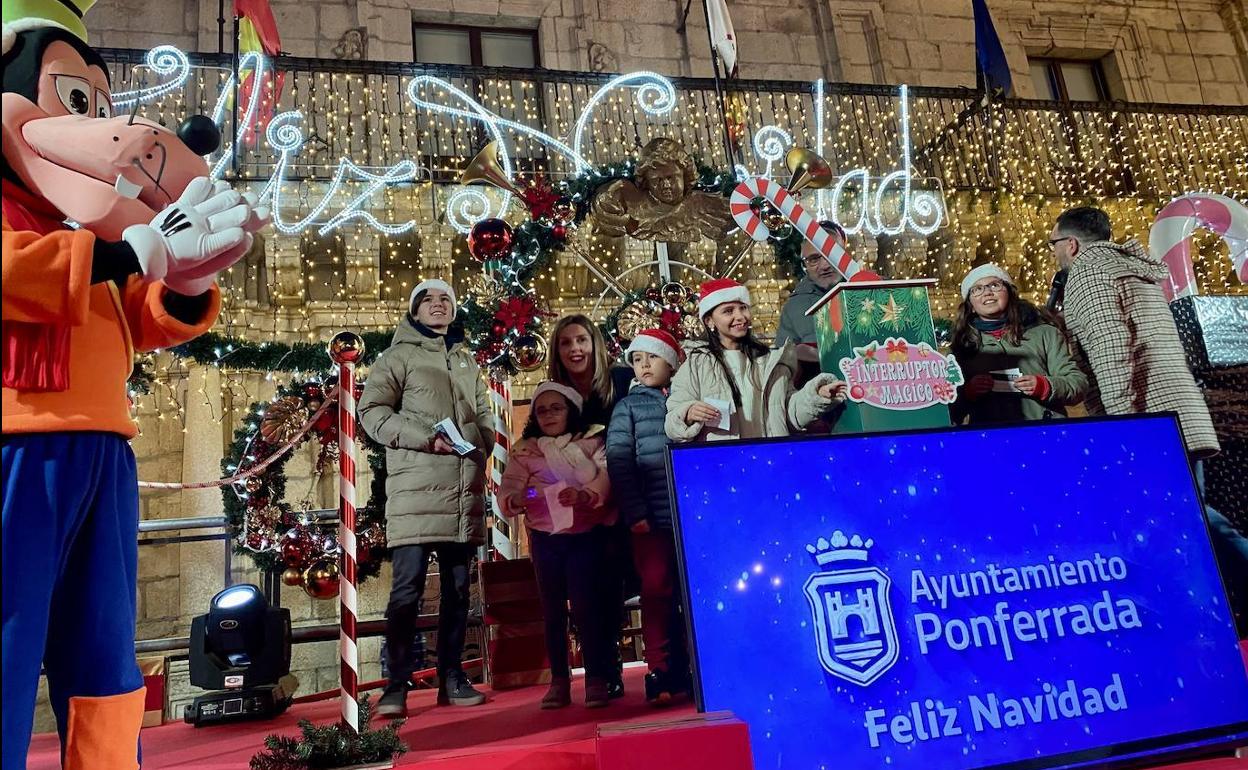 Encendido de la iluminación navideña en la plaza del Ayuntamiento de Ponferrada.