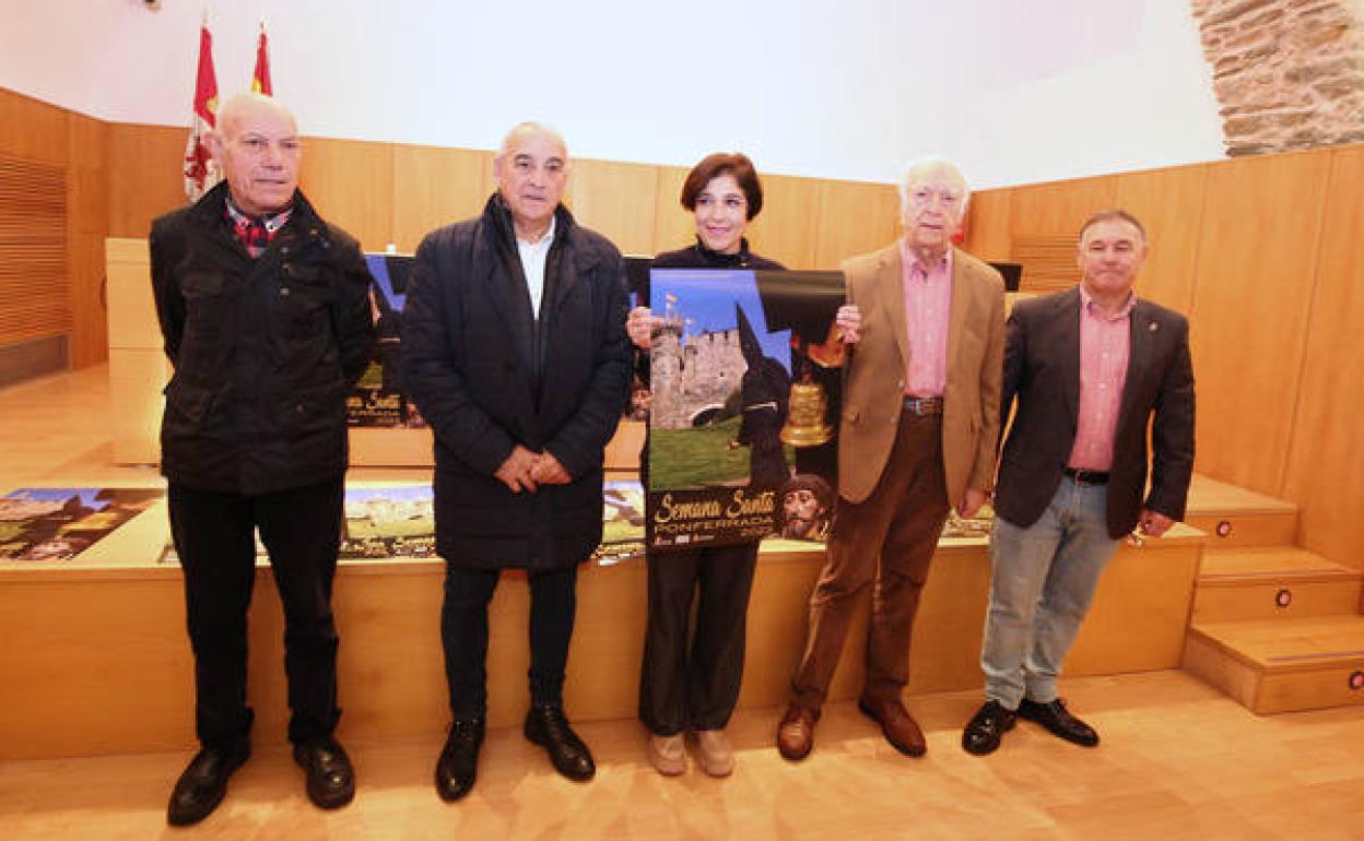 La concejala de Cultura y Turismo de Ponferrada, Concepción de Vega, junto a los mayordomos de las diferentes cofradías de Ponferrada, durante la presentación del cartel de la Semana Santa de 2023.