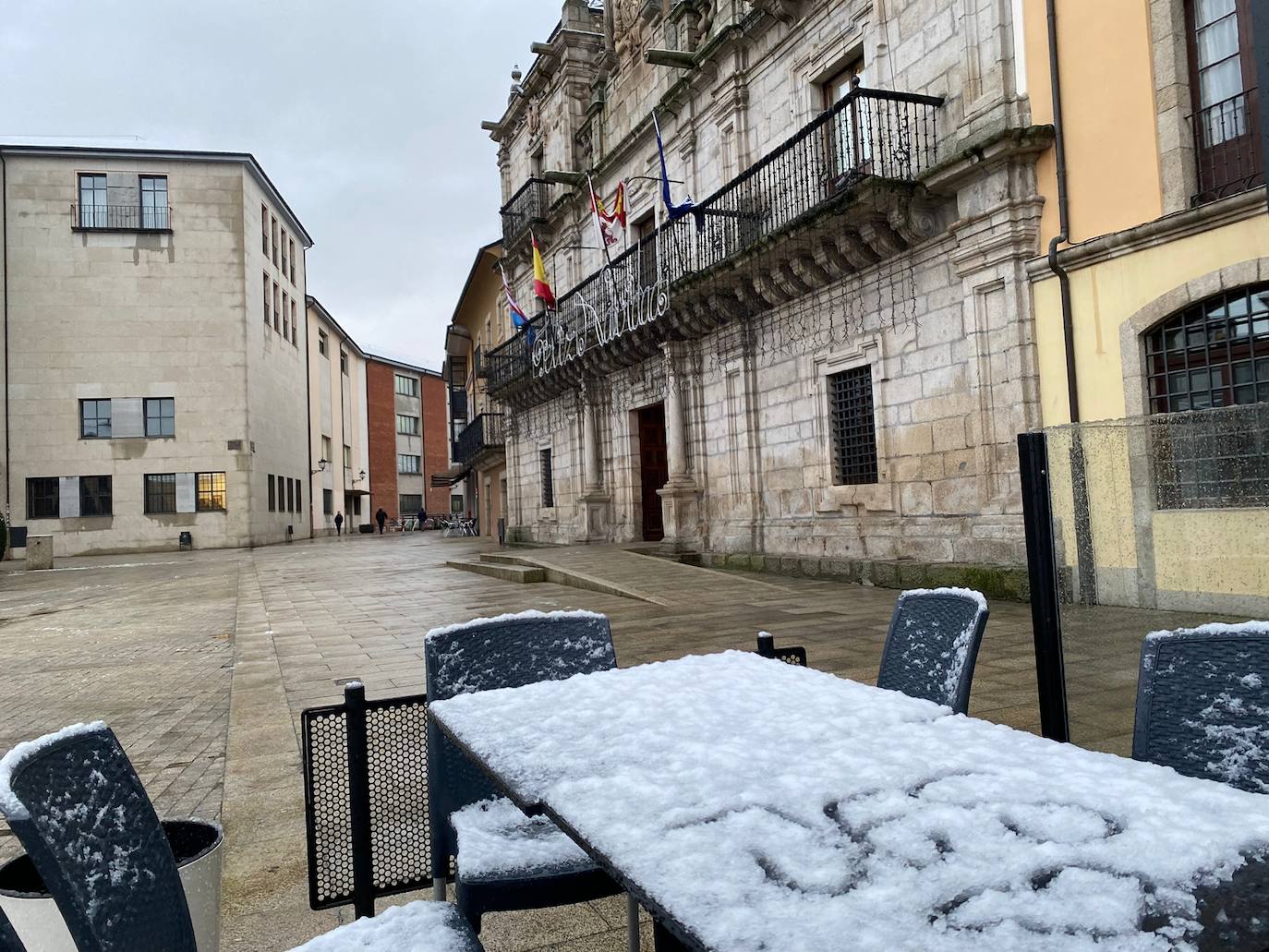 Ponferrada amanece teñida de blanco. 