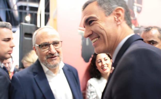 El alcalde de Ponferrada, Olegario Ramón, junto al presidente del Gobierno, Pedro Sánchez, en Fitur. 