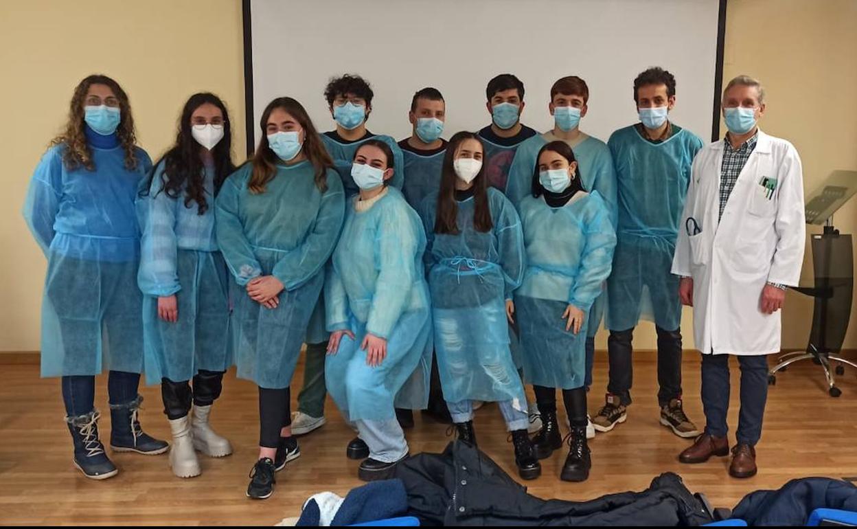 Estudiantes del IES Señor de Bembibre visitaron el Hospital del Bierzo de la mano del jefe de la UCi, Braulio Álvarez.