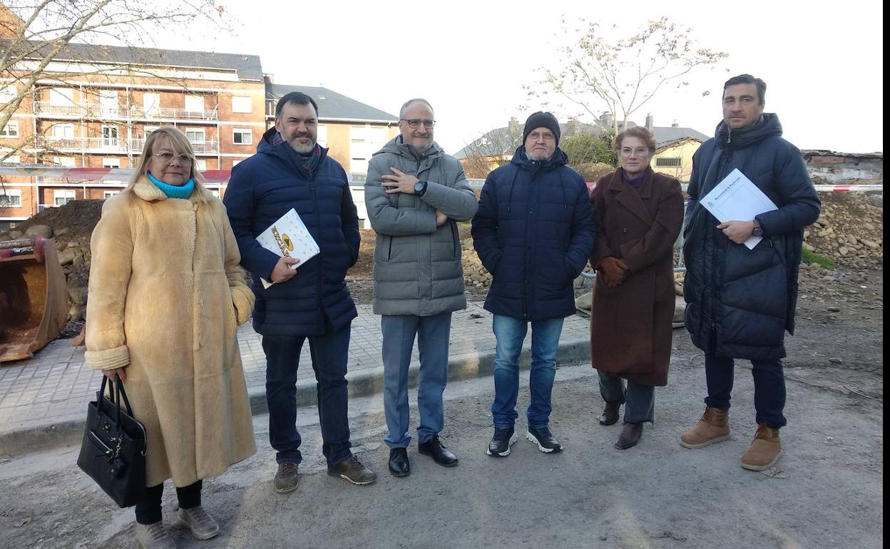 El alcalde y los ediles de Infraestructuras y Sostenibilidad Medioambiental junt oa los técnicos, en las presentación de las obras.