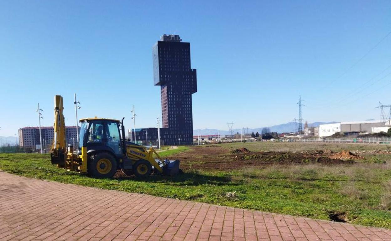 Obras de acondicionamiento de la parcela en el barrio de La Rosaleda de Ponferrada.