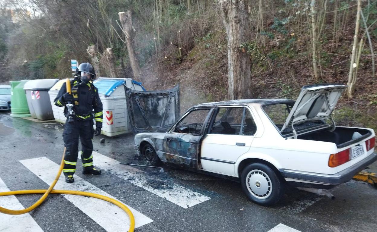 Los Bomberos de Ponferrada sofocaron las llamas en el vehículo siniestrado.