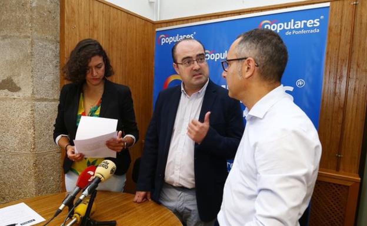 Los concejales del PP Lidia Coca, Marco Morala y Carlos Cortina.