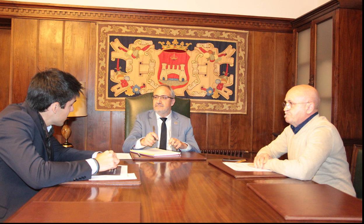 El alcalde y el concejal de Sostebilidad Medioambientan en la reunión con el gerente de la empresa Metyis.