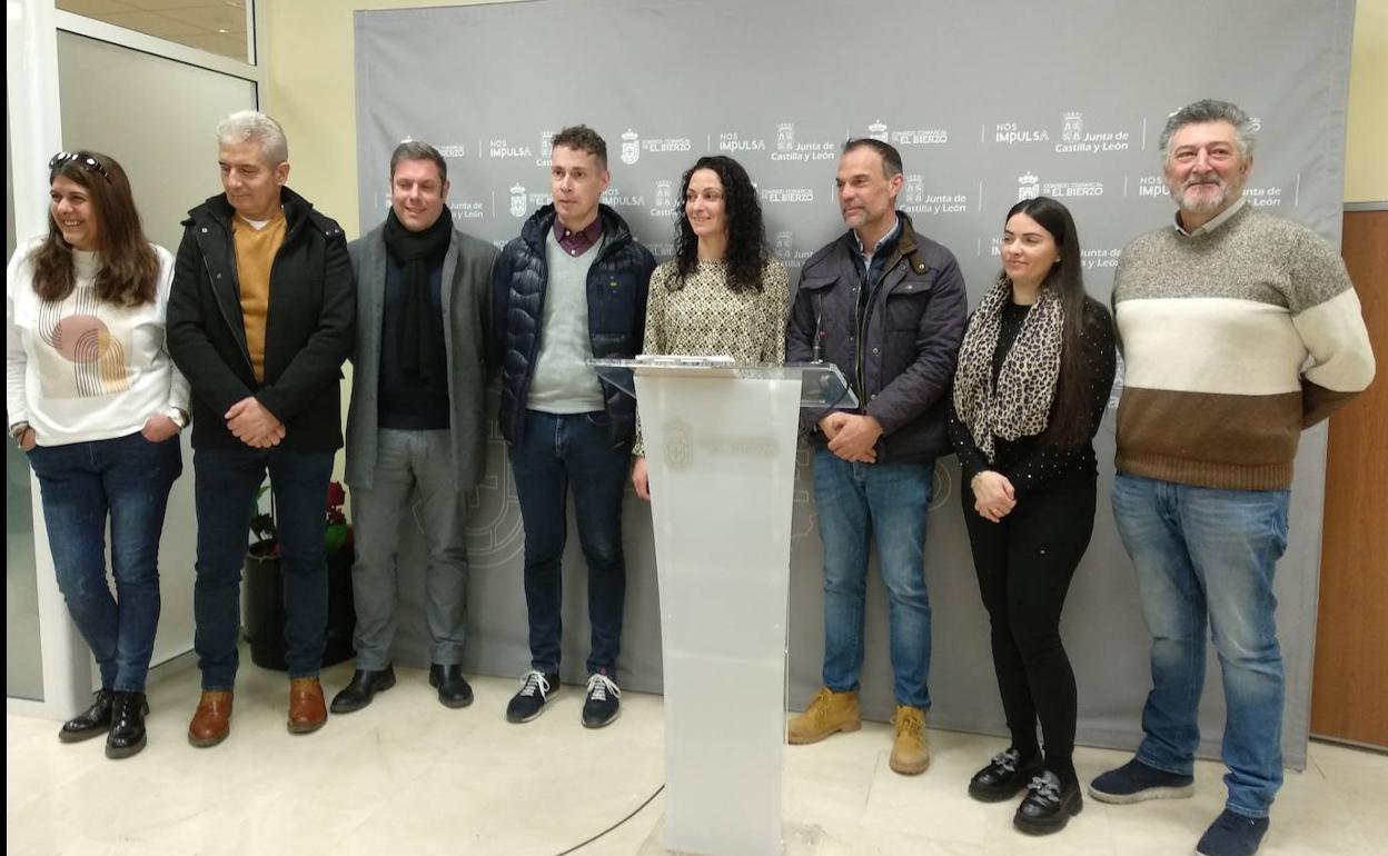 Alcaldes y representantes de los municipios del Bierzo y Laciana que se beneficiarán del proyecto de recuperación del tren Ponfeblino, en su comparecencia.