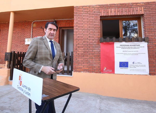 El consejero de Medio Ambiente, Vivienda y Ordenación del Territorio, durante su visita a una vivienda en Congosto, rehabilitada por la Junta dentro del programa 'Rehabitare'.