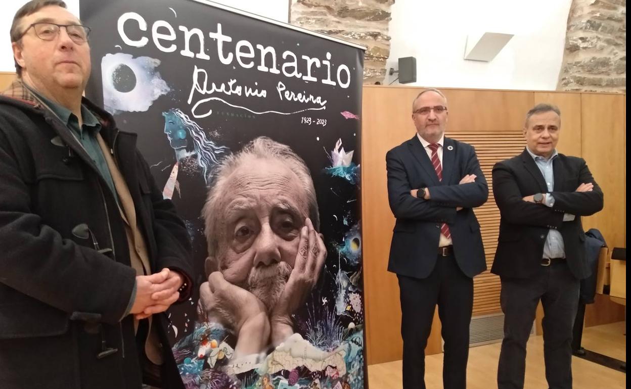 El alcalde de Ponferrada y el de Villafranca del Bierzo junto al director de la Fundación Antonio Pereira, en la presentación de los actos del centenario del nacimiento del autor.