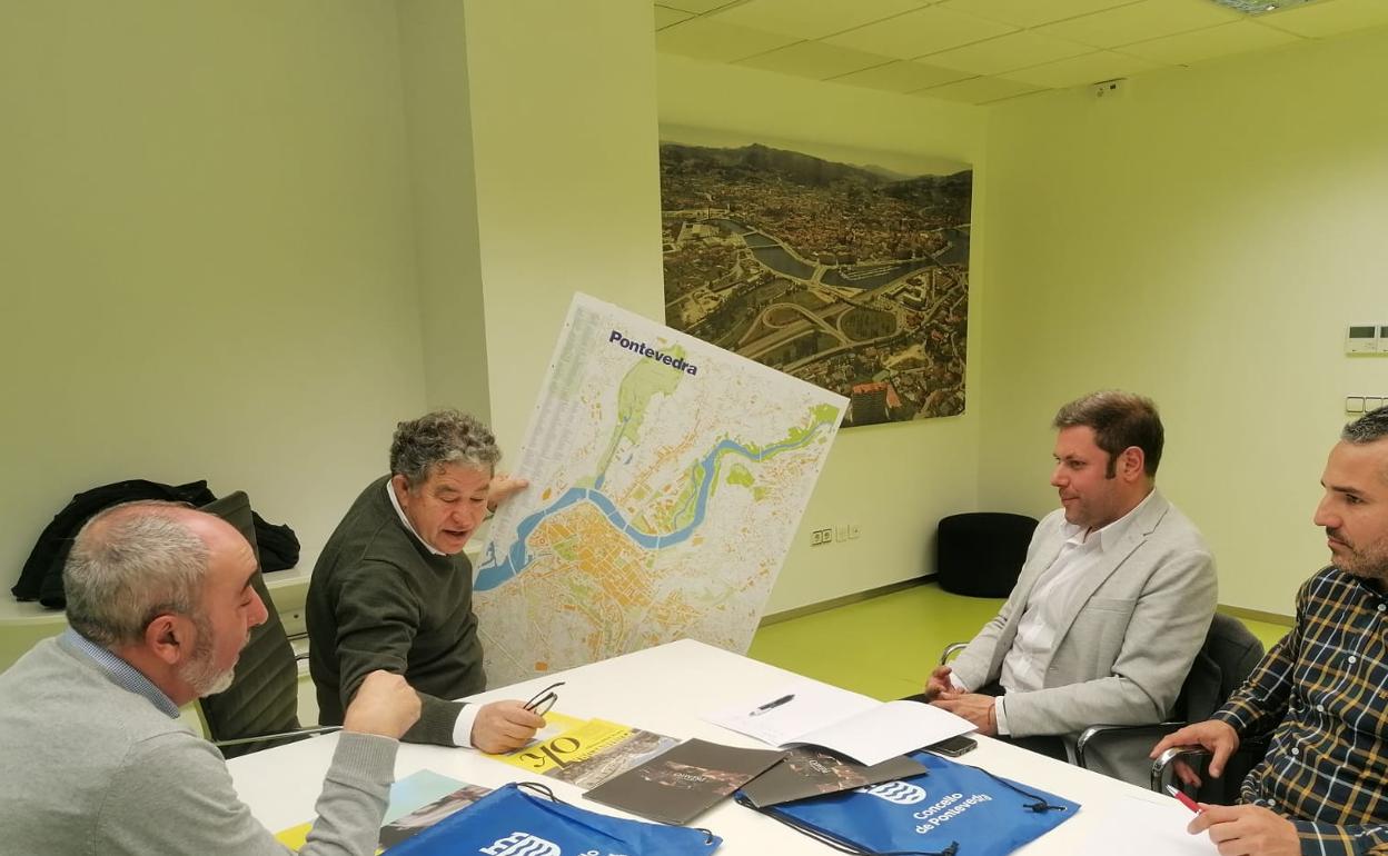 El secretario general de CB, Iván Alonso (2D), en la reunión mantenida con el alcalde de Pontevedra.