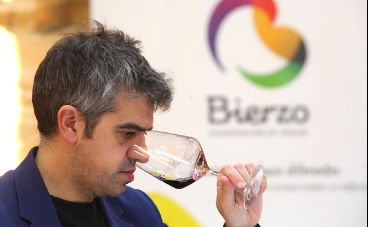 El sumiller Ferrán Centelles durante la cata de 80 referencias de la Denominación de Origen Bierzo.