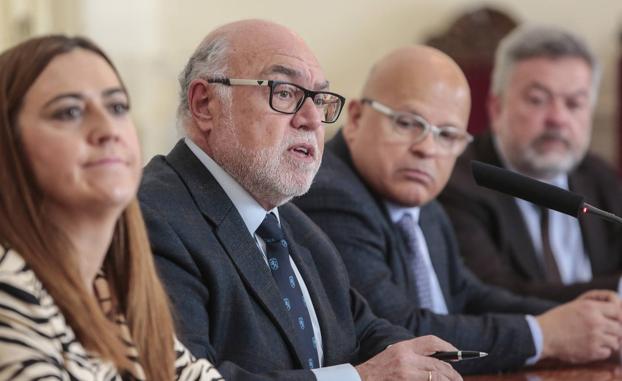 La delegada del Gobierno, Virginia Barcones en primer término y el presidente de Seiasa, Francisco Rodríguez Mulero.
