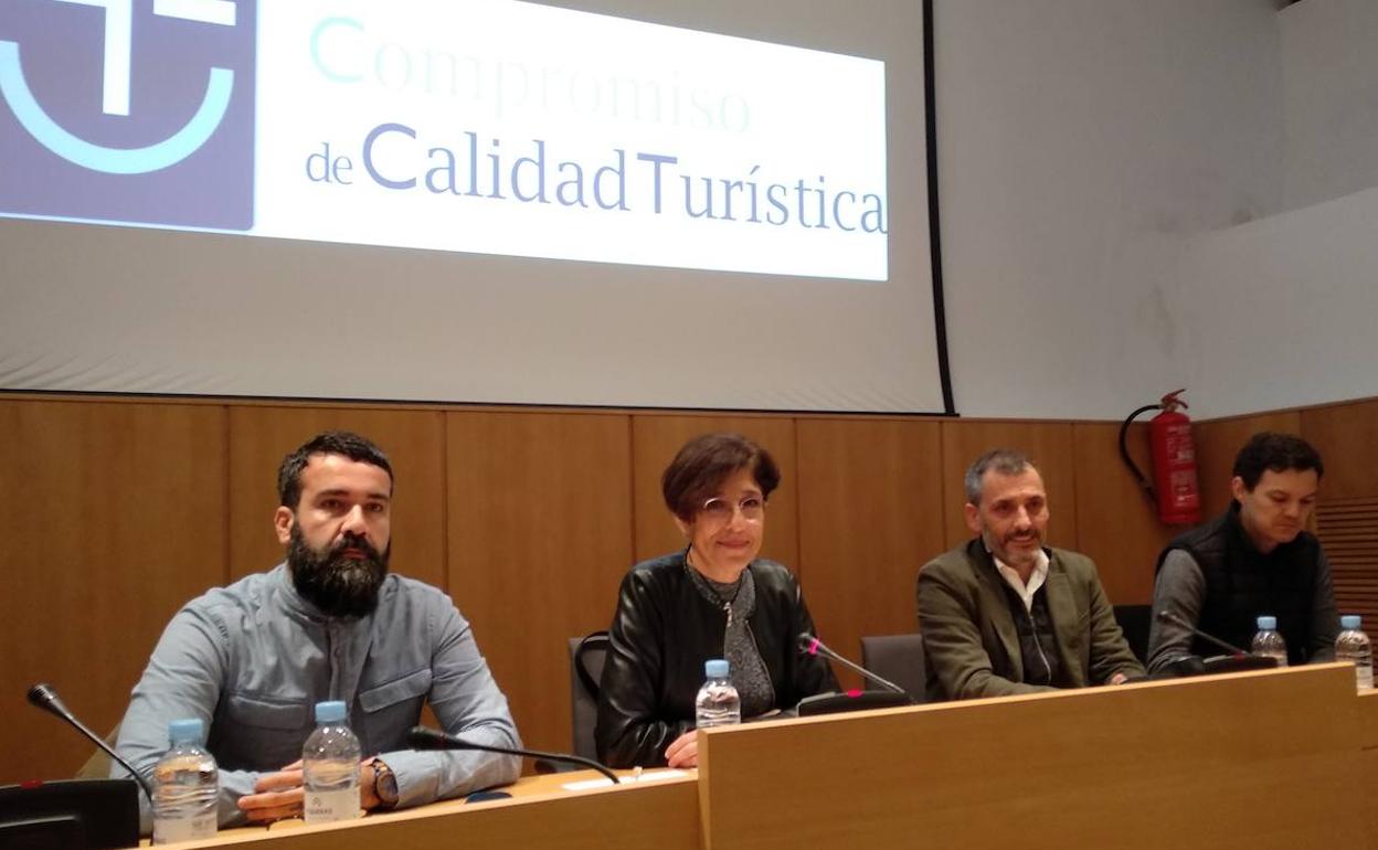 La concejala de Turismo y los representantes del sector en la jornada de información y sensibilización dirigida al tejido empresarial turístico del municipio.