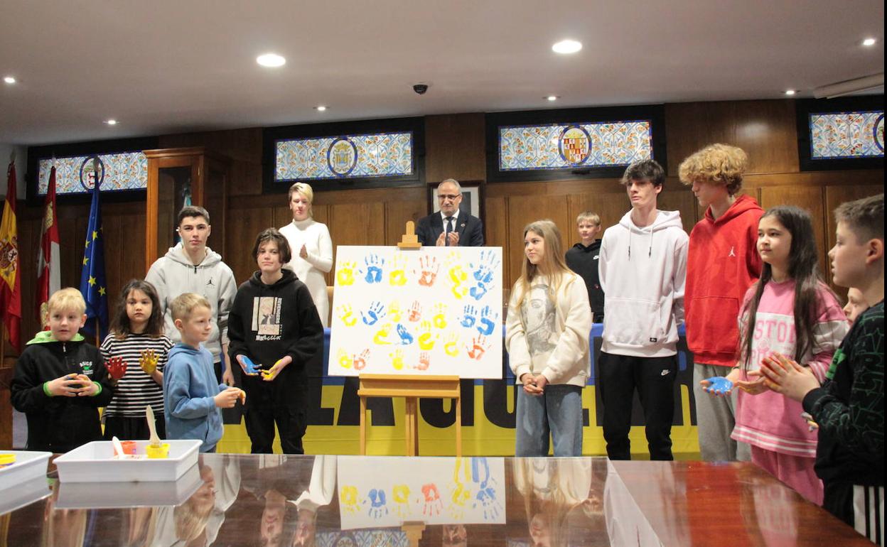 El alcalde de Ponferrada presidió en el Ayuntamiento el acto de solidaridad con el pueblo ucraniano.