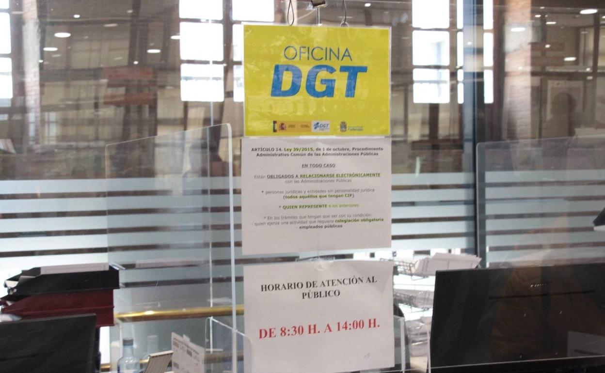 Imagen de la oficina de la DGT ubicada en el Ayuntamiento de Ponferrada.