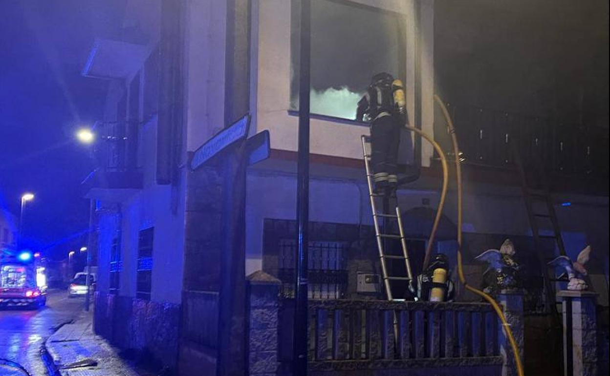 Los bomberos de Ponferrada sofocando el incendio de la vivienda en Carracedelo.