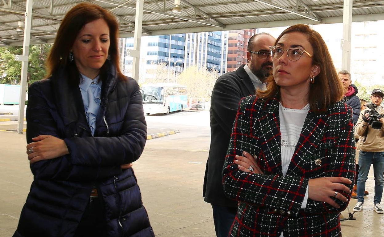 La consejera de Movilidad (D) durante su visita a Ponferrada.