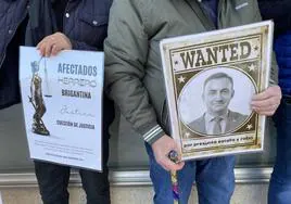 Carteles que los afectados de Herrero Brigantina mostraron en una de sus protestas en Ponferrada.