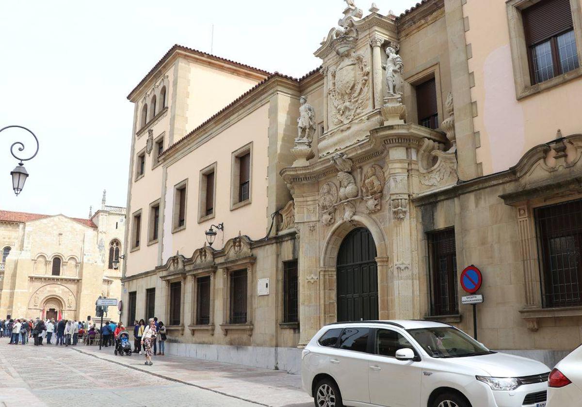 Fachada principal de la Audiencia Provincial de León.