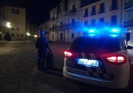 Coche patrulla de la Policía Municipal en la plaza del Ayuntamiento de Ponferrada.