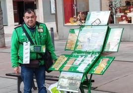 El agente vendedor de la Once, Rufino Álvarez, repartió de nuevo la suerte en el puesto de la avenida de España de Ponferrada.