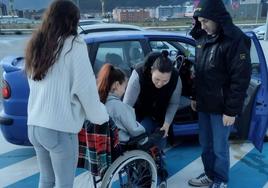 Una madre denuncia en Toreno la discriminación a su hija discapacitada al quitarle un autobús adaptado