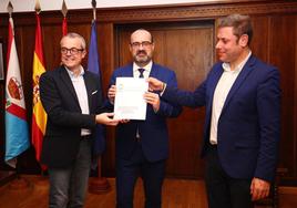 El alcalde de Ponferrada (C) junto al primer teniente de alcalde (D) y el concejal de Hacienda (I) durante la presentación de los presupuestos municipales de 2024.