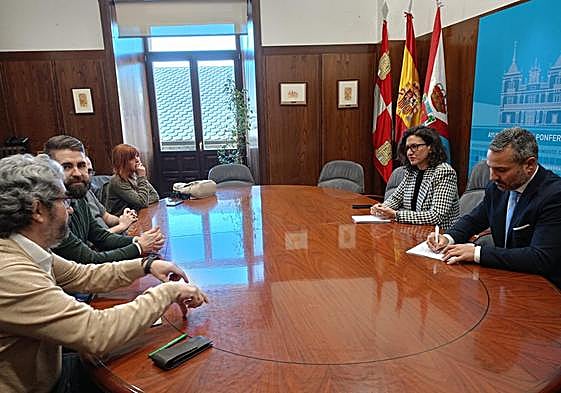 Encuentro entre representantes de Teleperfomance y del Ayuntamiento de Ponferrada.
