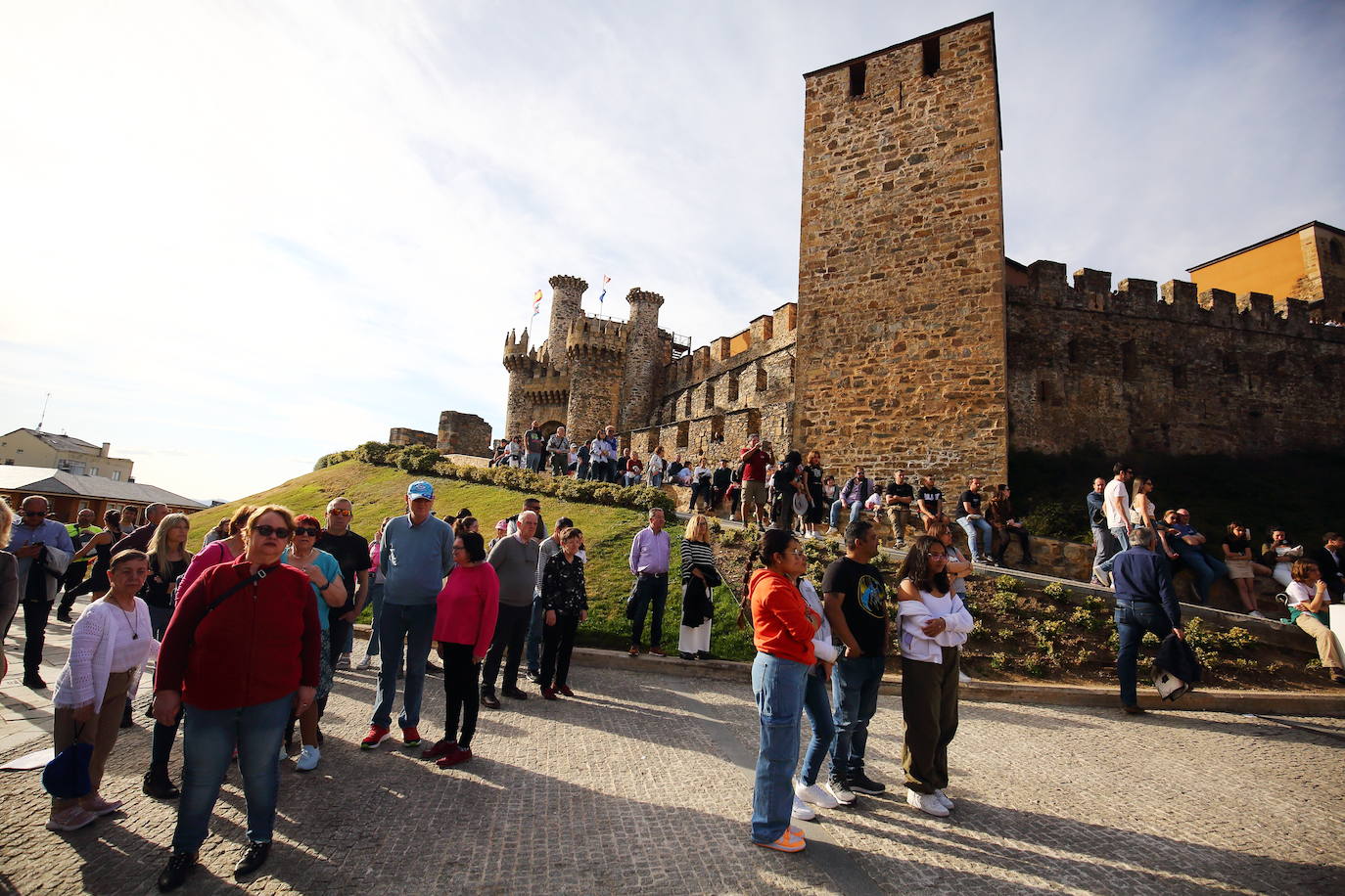 Turistas en el Castillo de los Templarios de Ponferrada