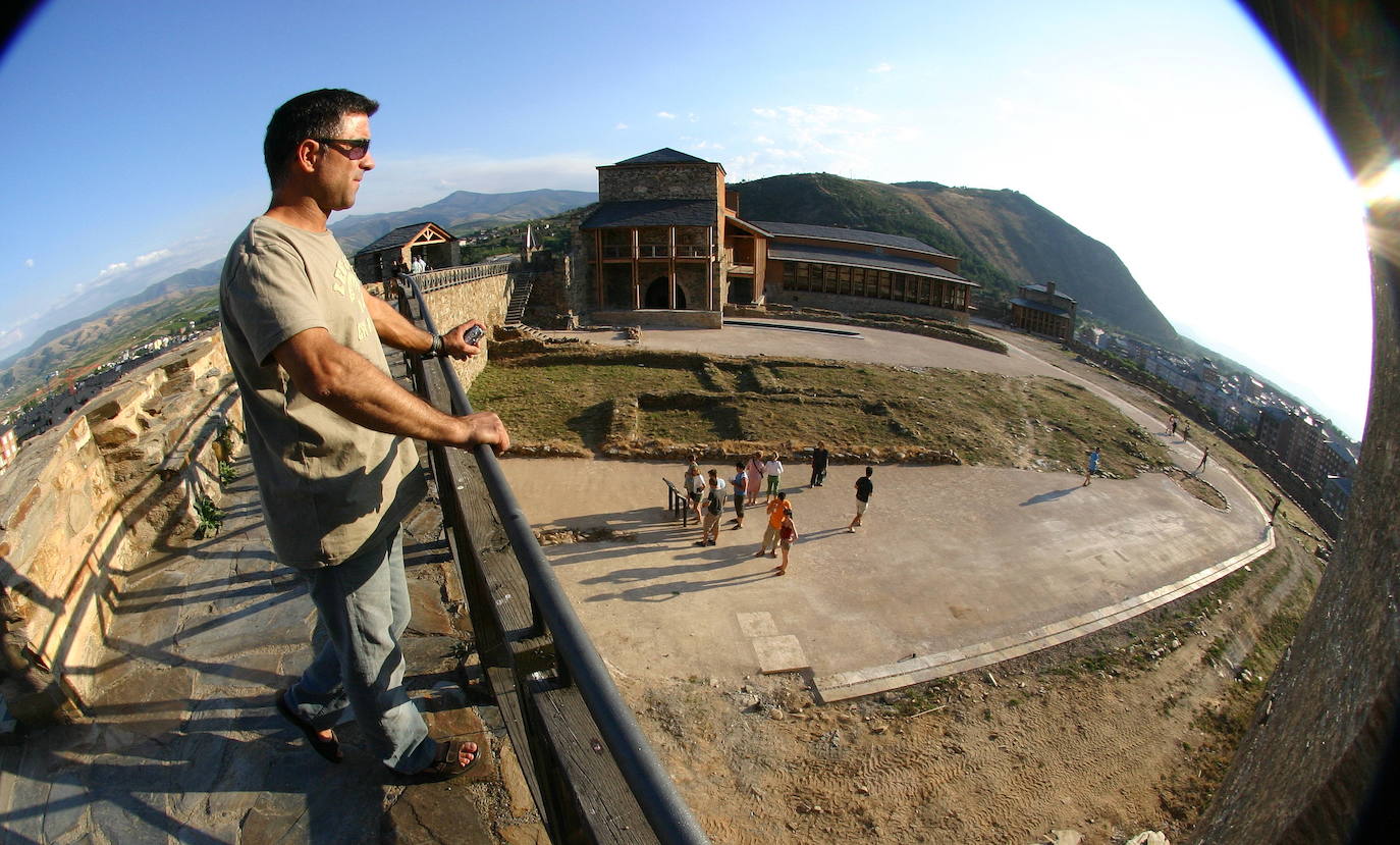 Turistas en el Castillo de los Templarios de Ponferrada