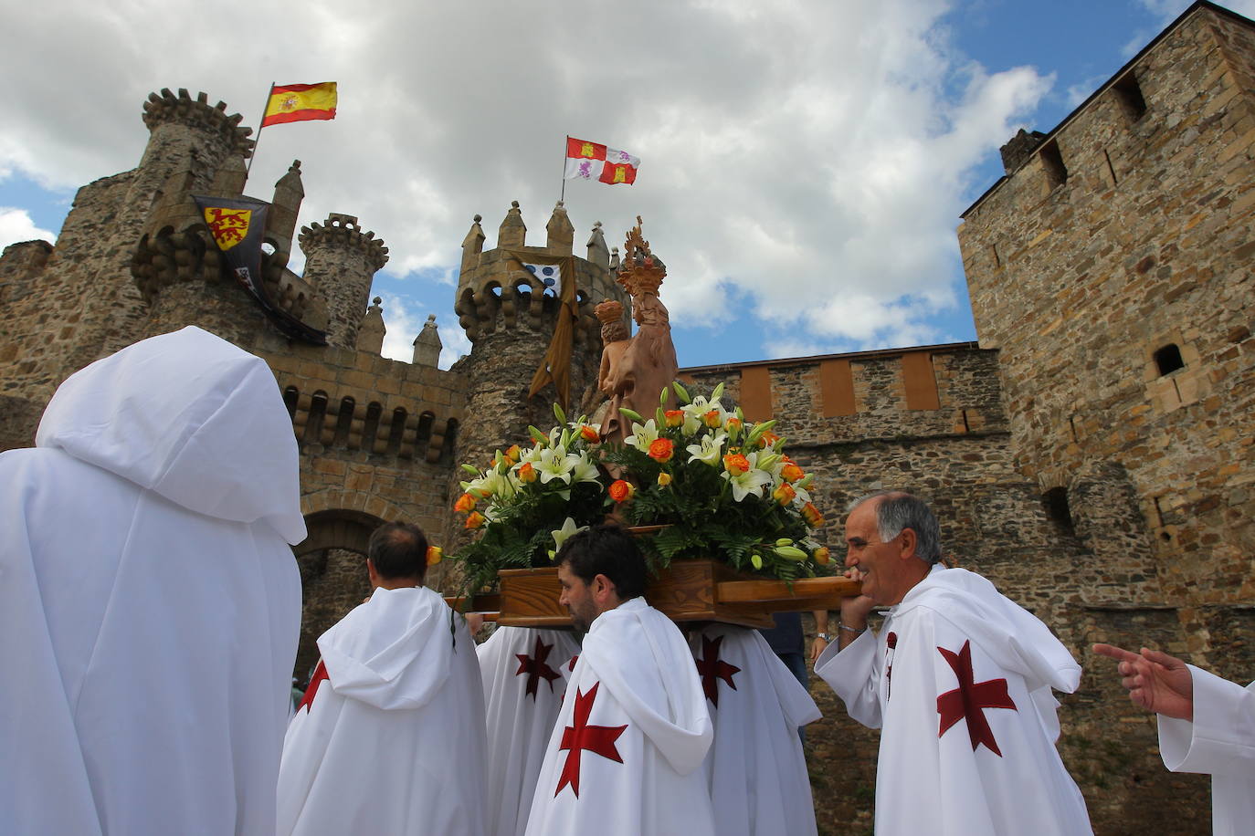 Procesión de los caballeros templarios con la Virgen de la Encina en el Castillo de los Templarios de Ponferrada