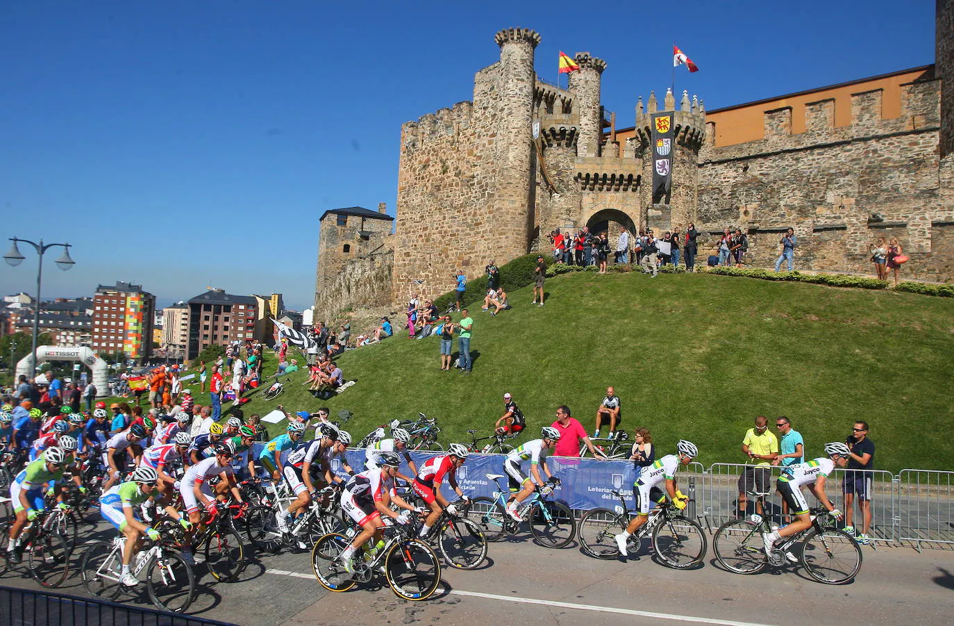 Corredores y espectadores durante el mundial de ciclismo de Ponferrada frente al Castillo de los Templarios