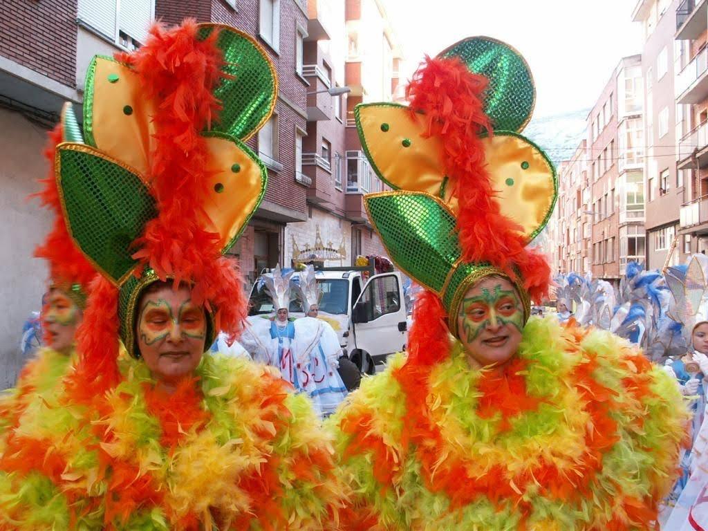 La magia del color llena todos y cada uno de los trabajados disfraces con el que cada año la peña más antigua de Ponferrada celebra el Carnaval.