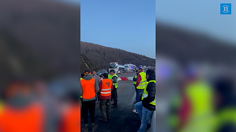 Los agricultores bercianos cortan la A-6