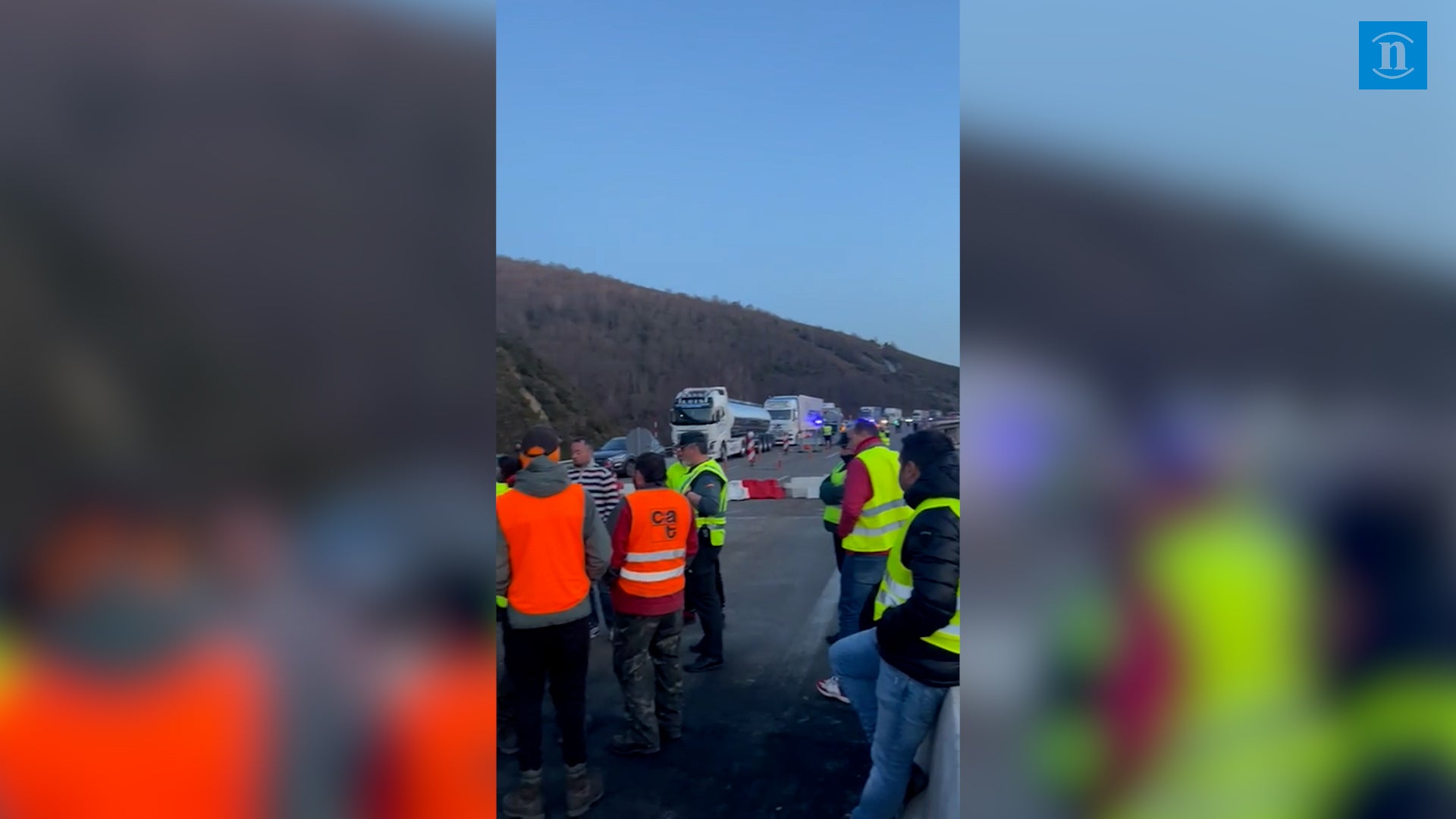 Los agricultores bercianos cortan la A-6