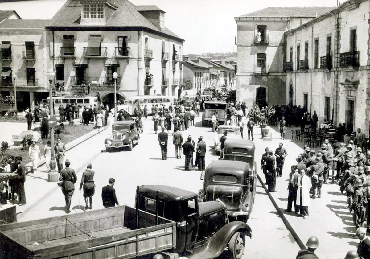 Fotografía de la toma de Ponferrada por las tropas franquistas el 21 de julio de 1936.