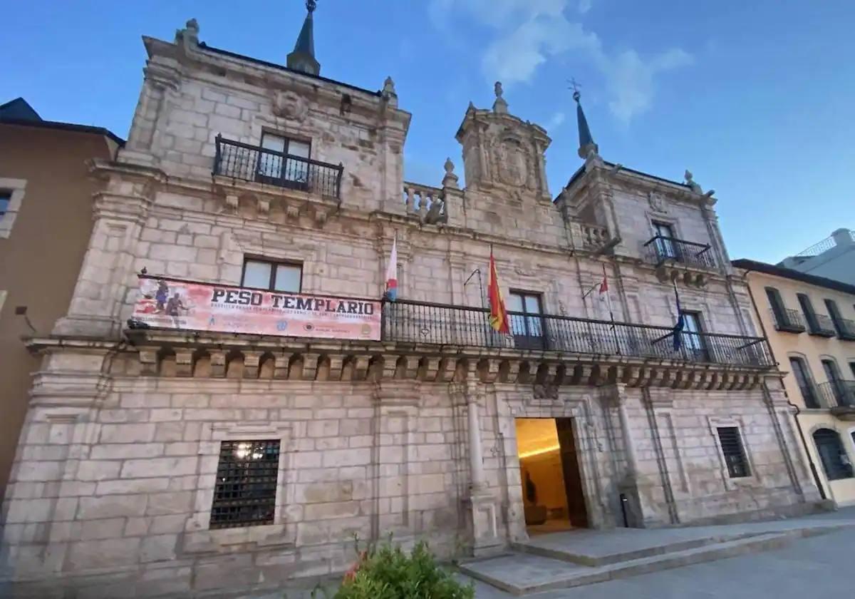 Imagen de archivo de la fachada del Ayuntamiento de Ponferrada.